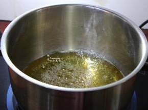 熬煮40-50分钟即可，颜色变金黄色即可