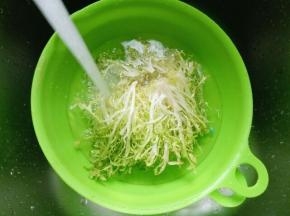 将苦菊根切掉，用冷水冲洗干净。(我的自来水有过滤，如果没有的话，建议用凉开水洗苦菊。)