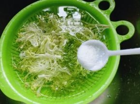 冲洗过的苦菊换清水，加入盐，泡10分钟。