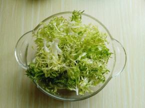 泡好的苦菊捞出淋干水份。