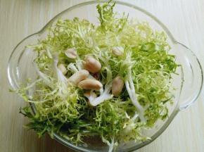 加入熟的花生米。