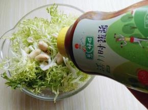 再加入活力时蔬酱。(这个酱拌出来的菜特别好吃)