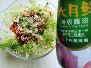 再加入生抽，拌均匀即可。