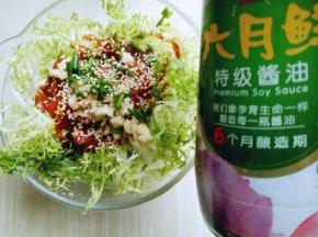 再加入生抽，拌均匀即可。