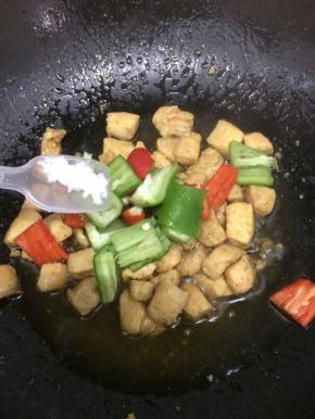 放入盐翻炒片刻