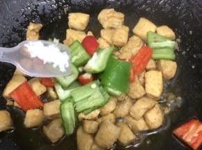 放入盐翻炒片刻