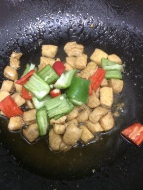 在放入辣椒翻炒均匀