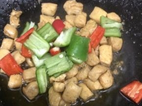 在放入辣椒翻炒均匀