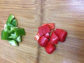 青椒和红椒也切成块