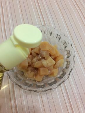 鸡胸肉洗一下，然后也切成块，在加入油