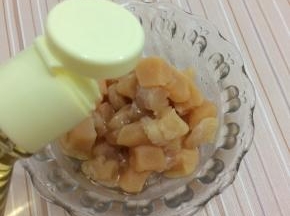 鸡胸肉洗一下，然后也切成块，在加入油
