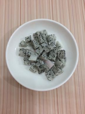 火龙果去皮切成适当的块