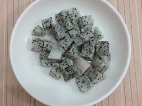 火龙果去皮切成适当的块