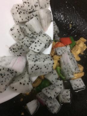 在加入火龙果，翻炒均匀即可