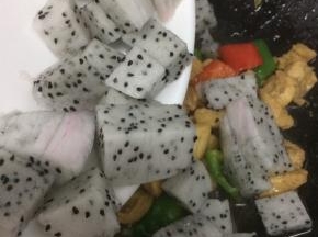 在加入火龙果，翻炒均匀即可