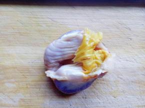 鸭胗去掉表面的油脂和黄色的表皮，依次做完。