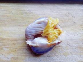 鸭胗去掉表面的油脂和黄色的表皮，依次做完。