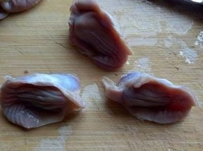 再将鸭胗一切二。