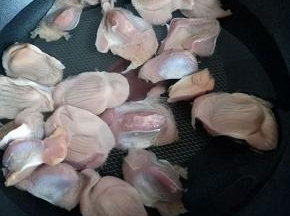 锅中加入水，将洗干净的鸭胗放入锅中煮熟。