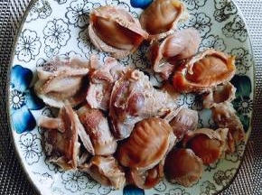 煮熟的鸭胗，用冷水冲洗干净。