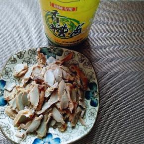 再将鸭胗切片。倒入糟卤，卤2小时即可食用。