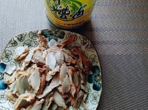 再将鸭胗切片。倒入糟卤，卤2小时即可食用。