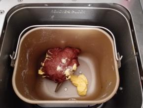 2.	黄油室温软化，投入面包机内，和面30分钟，