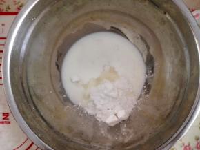 5.	将麻糬面包粉，牛奶，糖搅拌在一起，