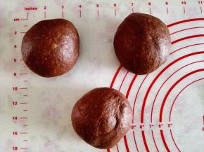 4.	可可面团部分平均分成三份，排气滚圆。松弛20分钟，