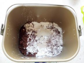 1.	将面包部分按照水，蛋液，盐，糖，高粉，全麦粉，可可粉，酵母的顺序将其投入面包桶内，和面10分钟，成面团，