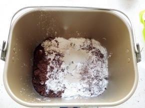 1.	将面包部分按照水，蛋液，盐，糖，高粉，全麦粉，可可粉，酵母的顺序将其投入面包桶内，和面10分钟，成面团，