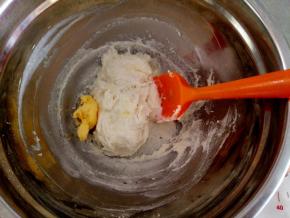 6.	加入室温软化的黄油，搅拌均匀，