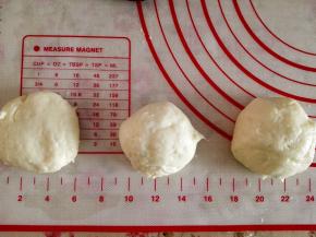 7.	分成三份，麻糬比较粘，可以手抹黄油来操作，