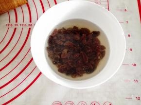8.	葡萄干用温热水泡软，倒掉水备用，