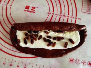 11.	撒上葡萄干，从上向下卷起，