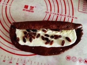 11.	撒上葡萄干，从上向下卷起，