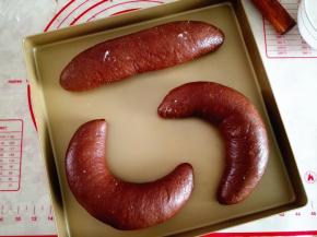 13.	整成你喜欢的形状，摆放在烤盘里，如果烤盘不不粘的，则需要铺油纸哦，