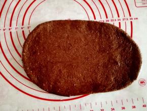 9.	取可可面团擀成椭圆形，