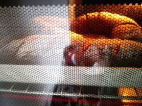 17.	烤箱预热，上下火，180度，中层，烤20分钟。