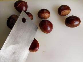 3.	用刀在每一个板栗上切一刀，如图，