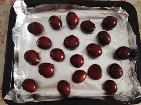 5.	烤盘上铺锡纸，上面摆放板栗，切口朝上，