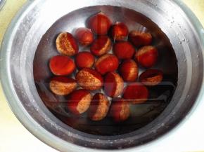 1.	板栗清洗干净，