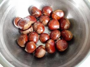 4.	在板栗上浇上食用油，拌匀，