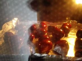 6.	烤箱预热，上下火，中层200度，烤20分钟，