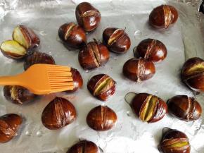 8.	用刷子均匀的涂在板栗上，