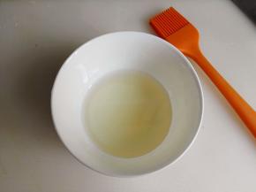 7.	将水，糖，蜂蜜兑在一起，拌匀，