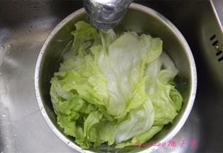 将圆形生菜的叶片剥下来清洗干净；