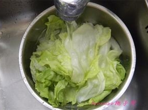 将圆形生菜的叶片剥下来清洗干净；