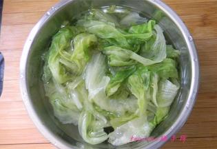 生菜烫软后立刻捞出来，放在凉水里过凉；