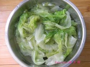 生菜烫软后立刻捞出来，放在凉水里过凉；